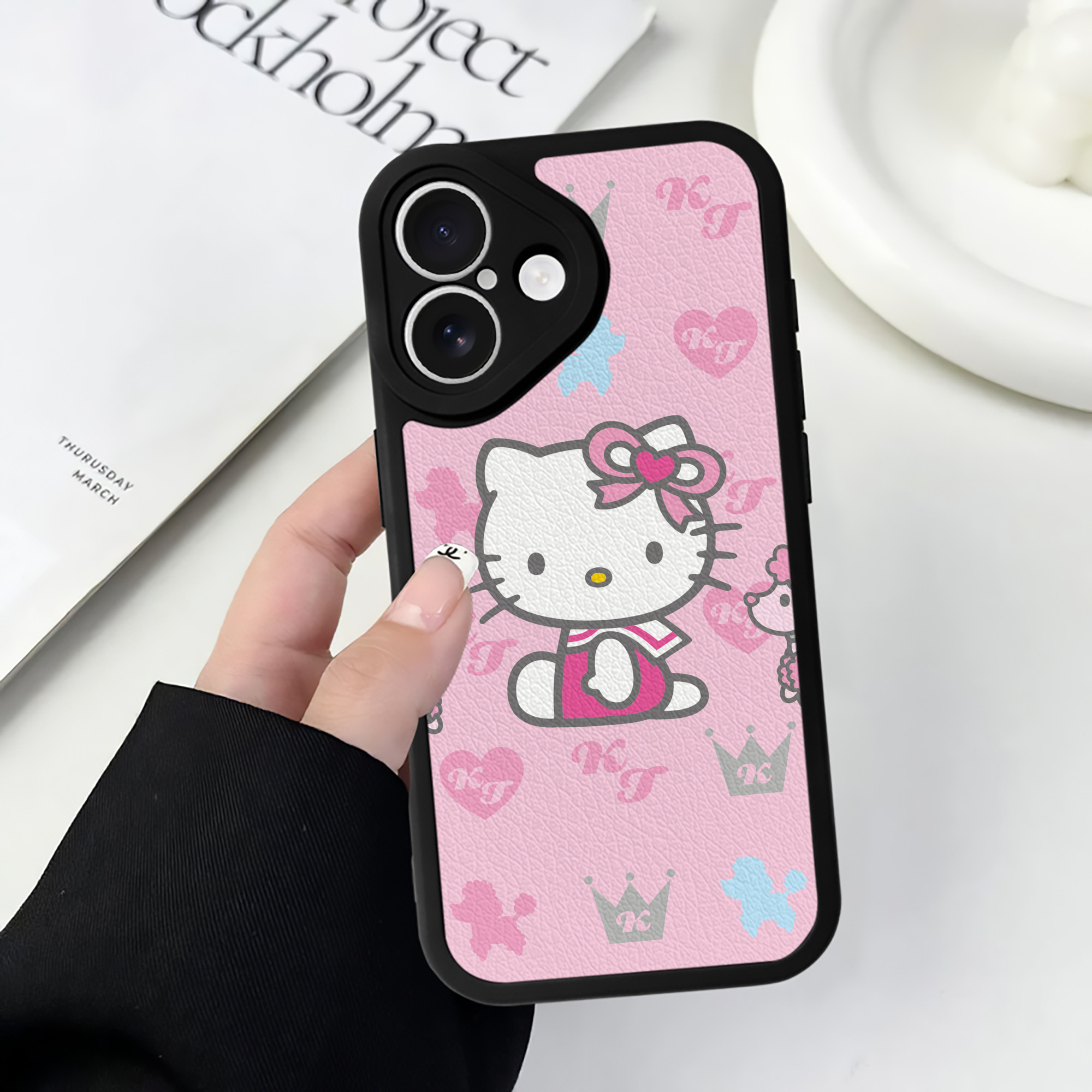 （画像用） Hello Kitty ハローキティ 【iPhone 16シリーズ対応】シリコンスマホケース（レザー調） 材質：シリコン
